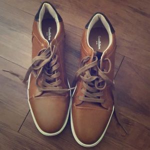 Men’s tan lace-ups